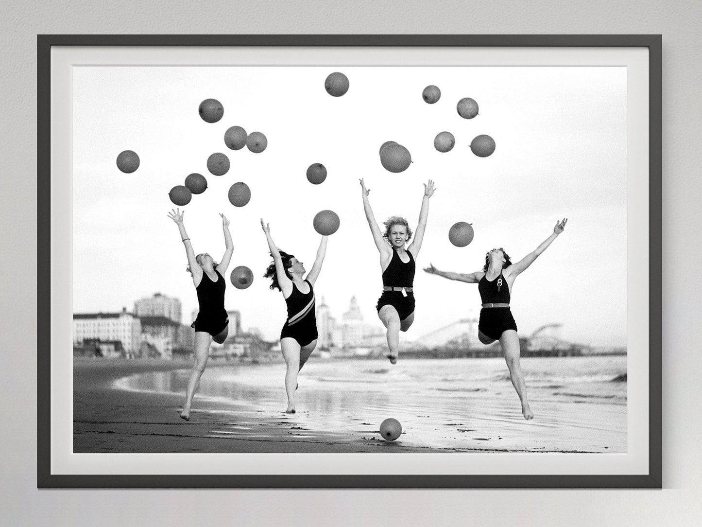 Beach Girls Balloon Print – Vintage Black and White Photography, Retro Beach Poster, Summer Wall Art, Digital Download Decor