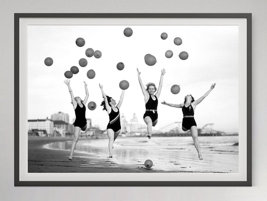 Beach Girls Balloon Print – Vintage Black and White Photography, Retro Beach Poster, Summer Wall Art, Digital Download Decor